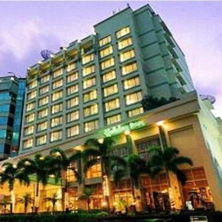 Trio Bandung Hotel Buitenkant foto
