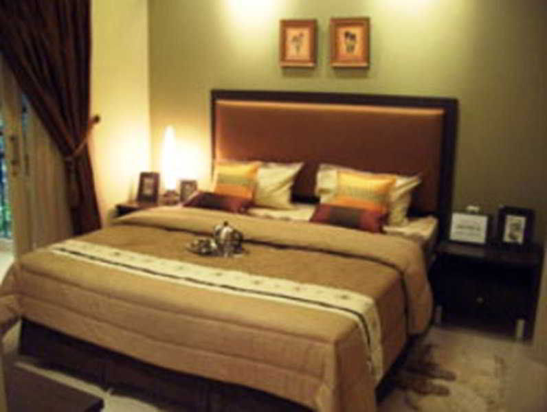 Trio Bandung Hotel Buitenkant foto
